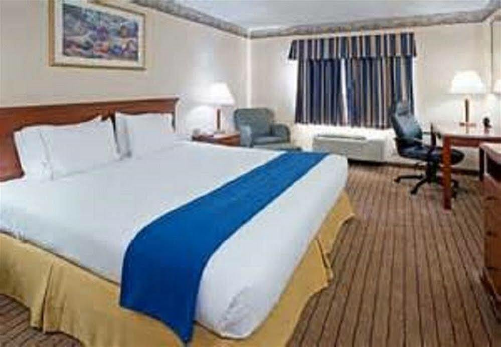 Holiday Inn Express & Suites San Antonio Brooks City Base By Ihg Exterior foto