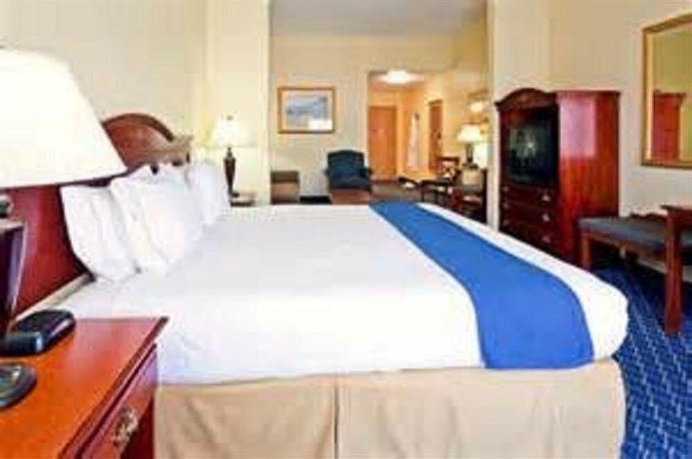 Holiday Inn Express & Suites San Antonio Brooks City Base, An Ihg Hotel Exterior foto